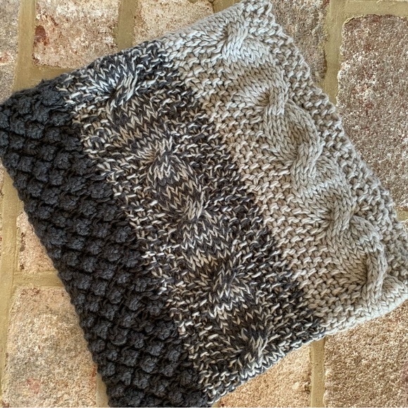 ✨$5✨ Chunky Knit Infinity Scarf - Picture 1 of 6